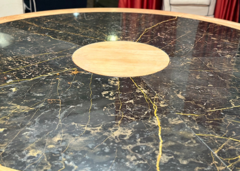 Polissage et cristallisation d'une table en marbre à Monaco