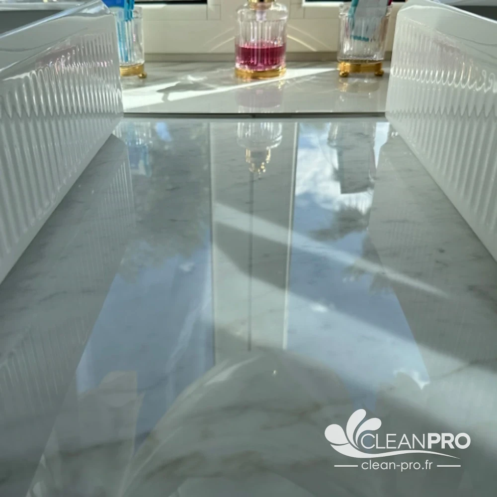 Plan de vasque en marbre poli et brillant entre deux lavabos après rénovation à Cannes