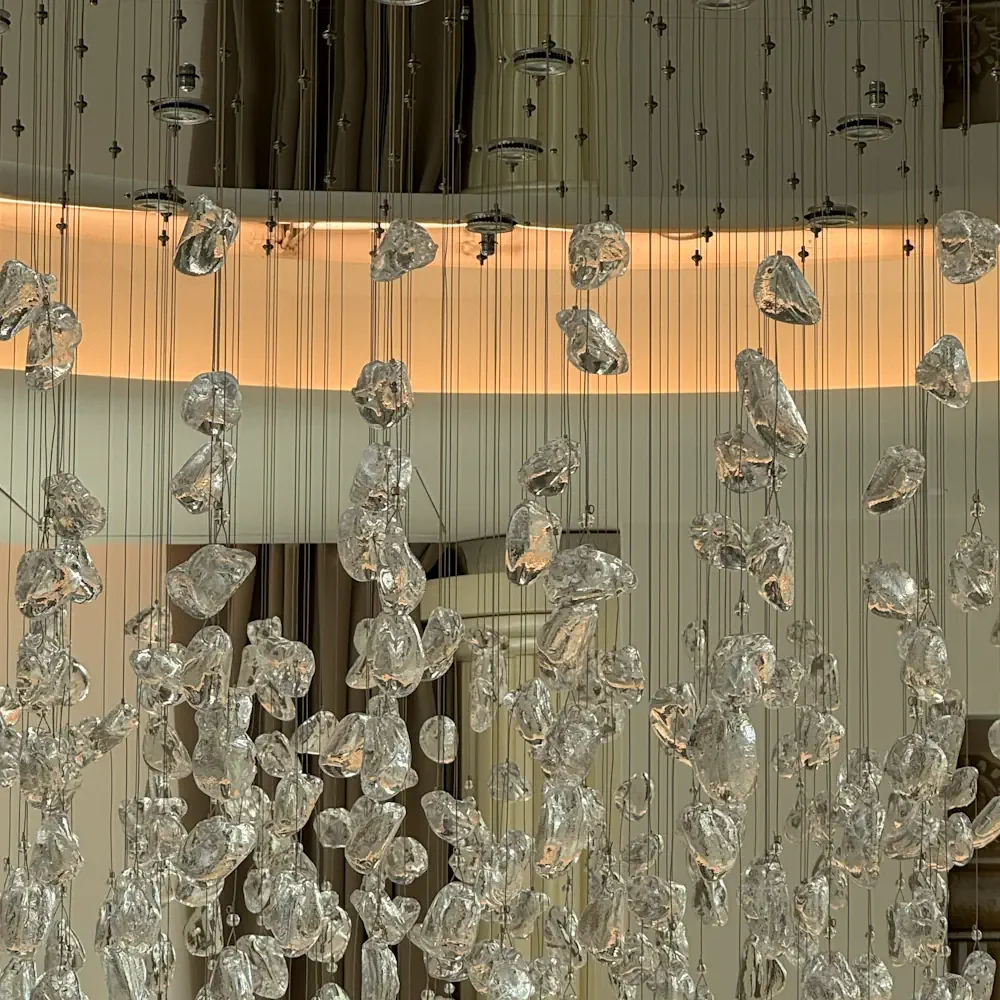 Pampilles en verre d'un lustre cascade brillantes après le nettoyage