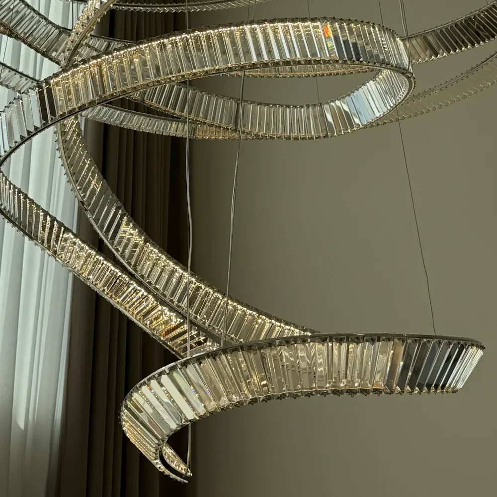 Lustre spirale moderne à pampilles en cristal, entretenu par Clean Pro