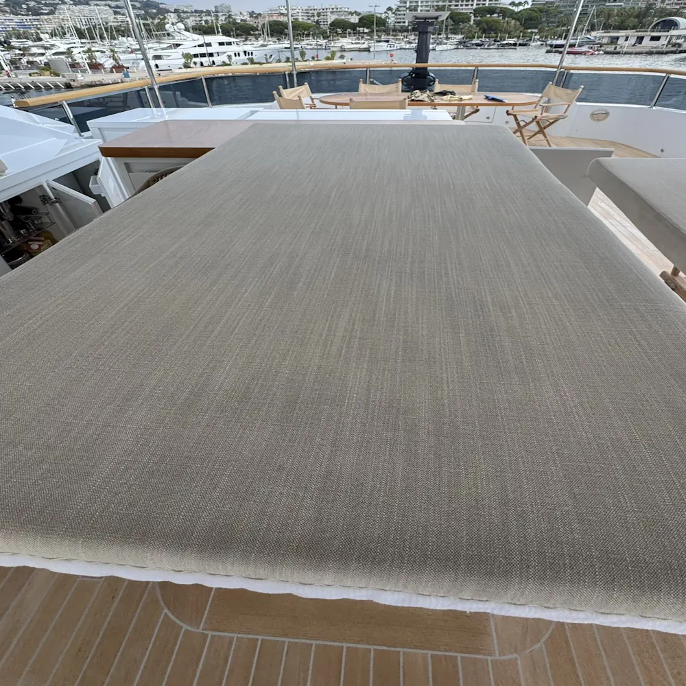 Nettoyage d'un bain de soleil sur le pont d'un yacht à Cannes