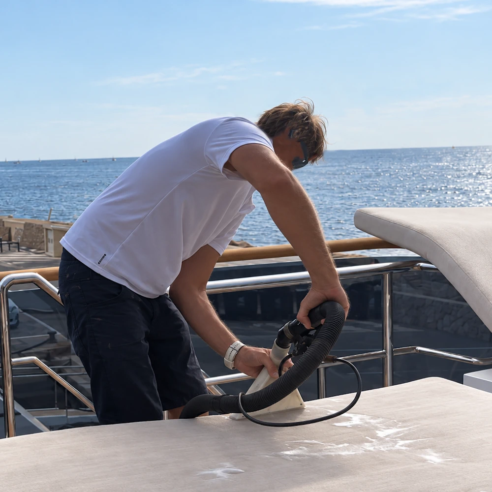 Nettoyage d'un bain de soleil par injection-extraction sur le pont d'un yacht