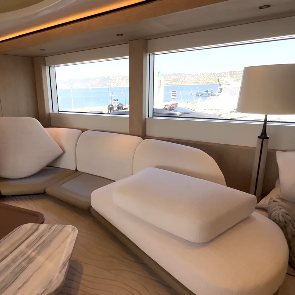 Canapé blanc nettoyé dans le salon d'un yacht à Cannes