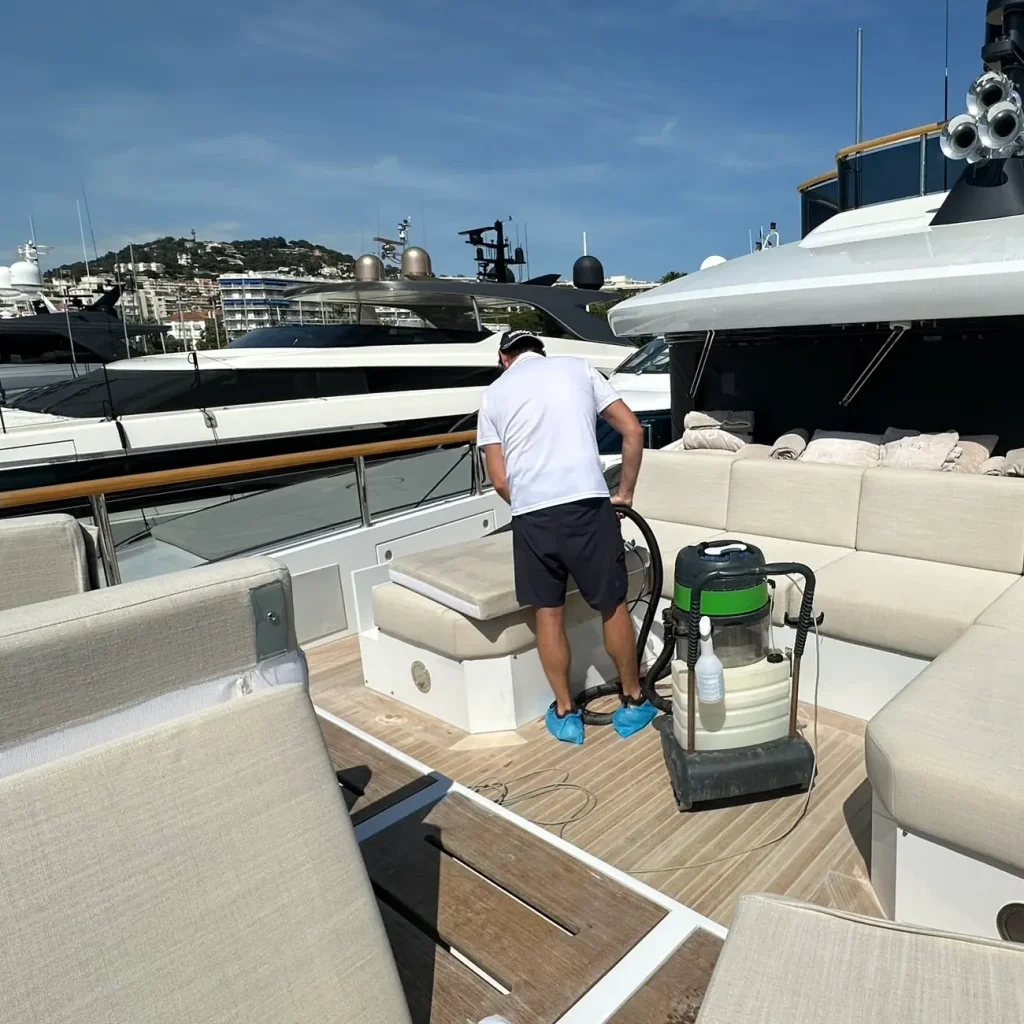 Nettoyage des canapés extérieurs d'un yacht par injection-extraction à Cannes