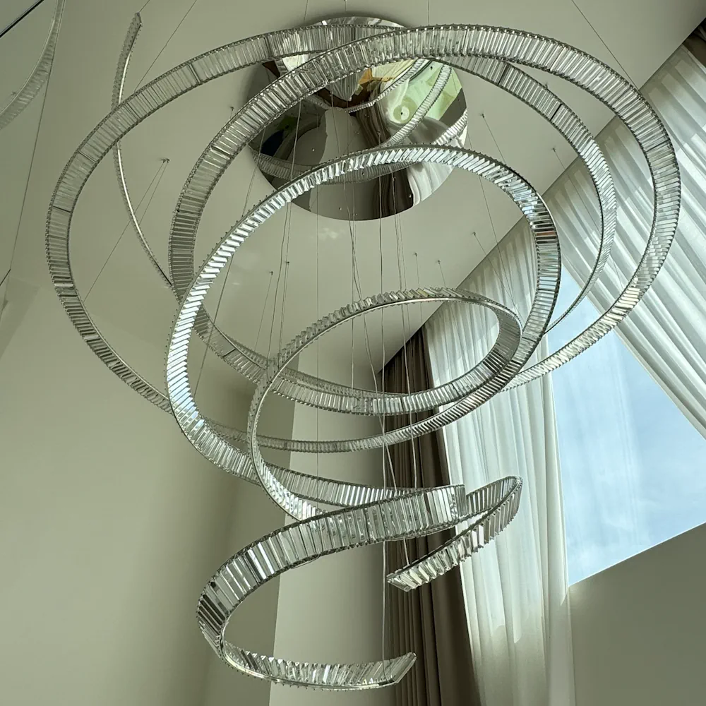 Lustre suspendu dans un hall en double hauteur pendant le nettoyage