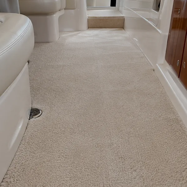 Moquette de yacht après nettoyage professionnel à Cannes