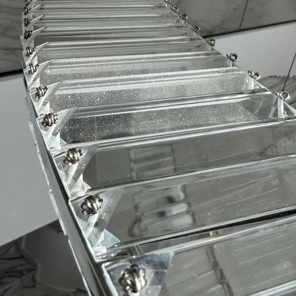 Pampilles en cristal d'un lustre avec poussière avant nettoyage et parties nettoyées