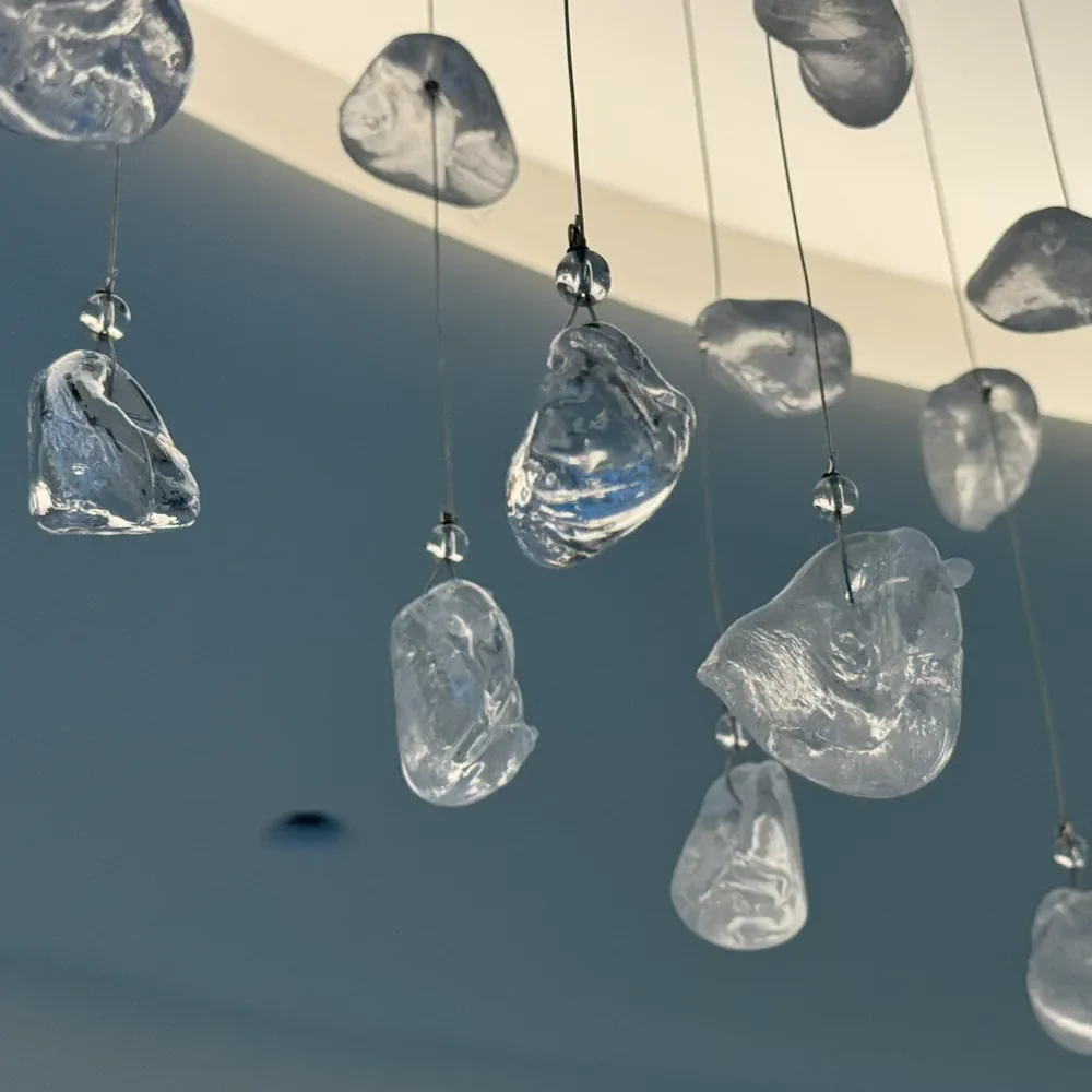 Pampilles en verre avant et après nettoyage : verre terne et verre transparent