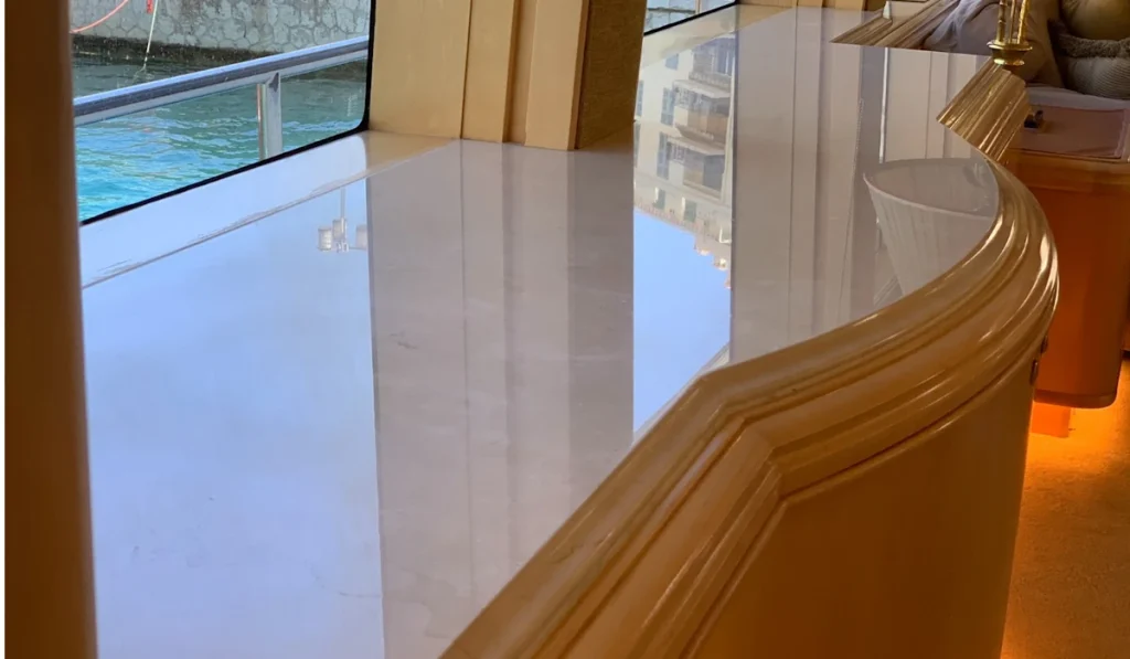 Plan en marbre poli dans le salon d'un yacht à Cannes