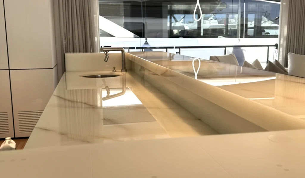 Plan de vasque en onyx poli à bord d'un yacht à Antibes