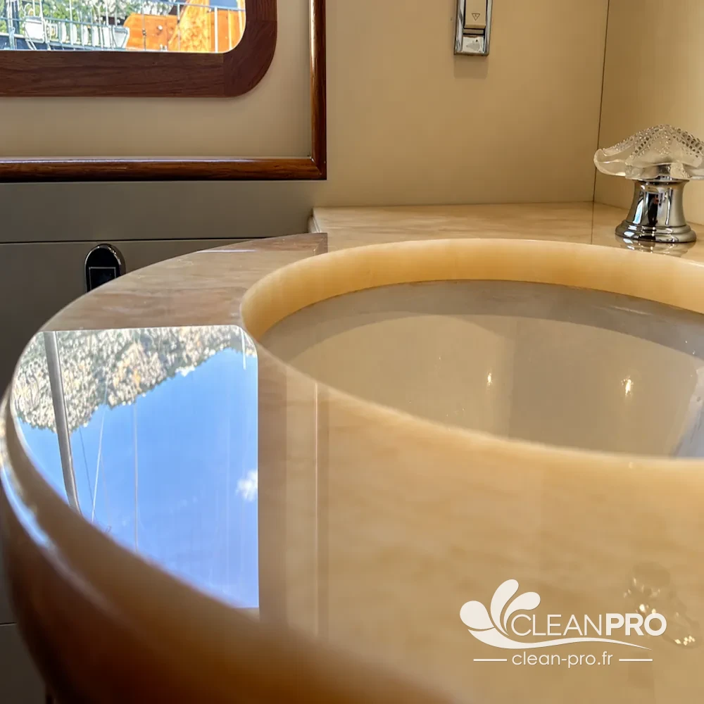 Rénovation du marbre sur le yachts à Cannes, Monaco, Nice Plan de vasque en onyx poli reflétant la mer, dans la salle de bain d'un yacht à Monaco