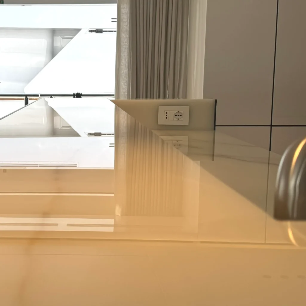 Rénovation de marbre sur yacht sur la Côte d’Azur
