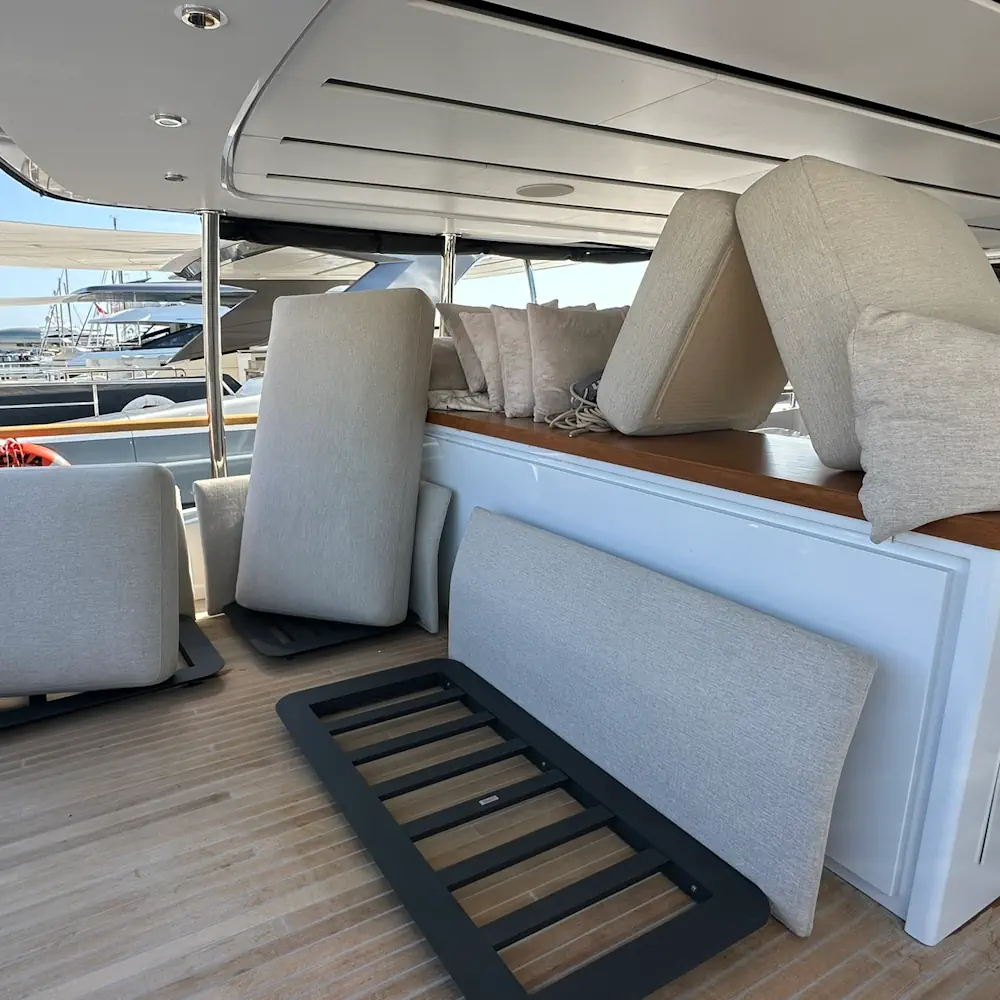 Coussins extérieurs de yacht mis à sécher après nettoyage