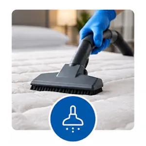 Aspiration d'un matelas avec un aspirateur professionnel équipé d'une brosse