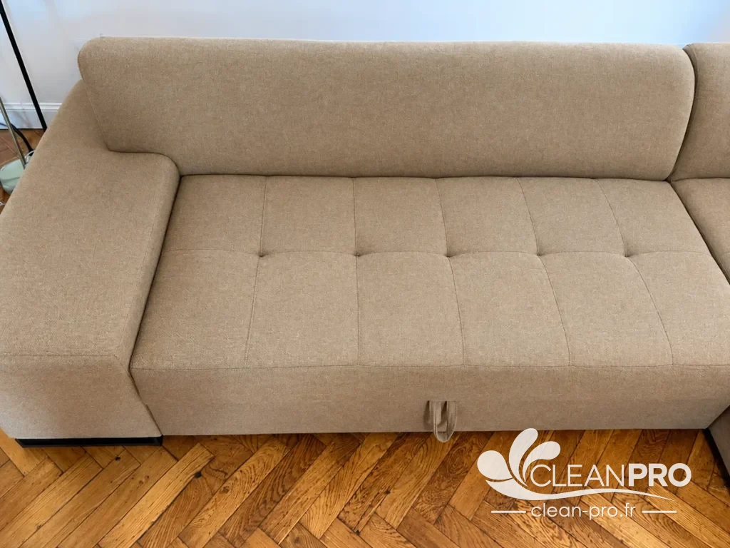 Assise d'un canapé d'angle beige propre après nettoyage à Nice