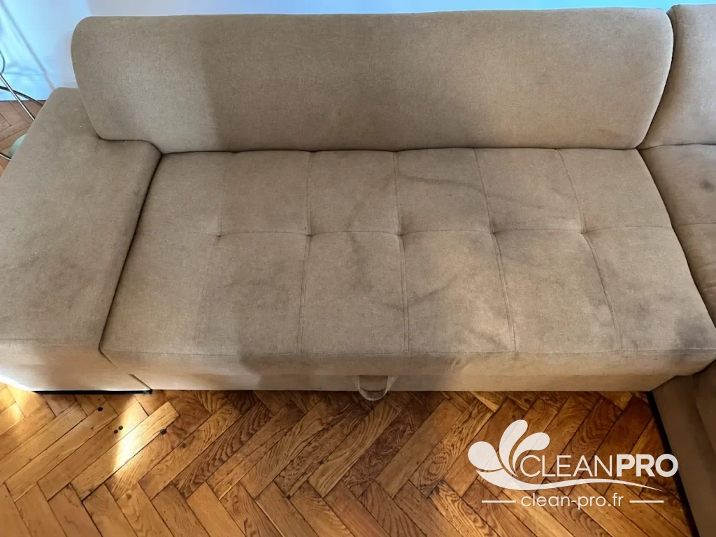 Assise d'un canapé d'angle beige encrassée avant nettoyage à Nice