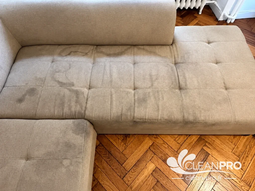 Canapé d'angle beige avec méridienne, taché avant nettoyage à Nice