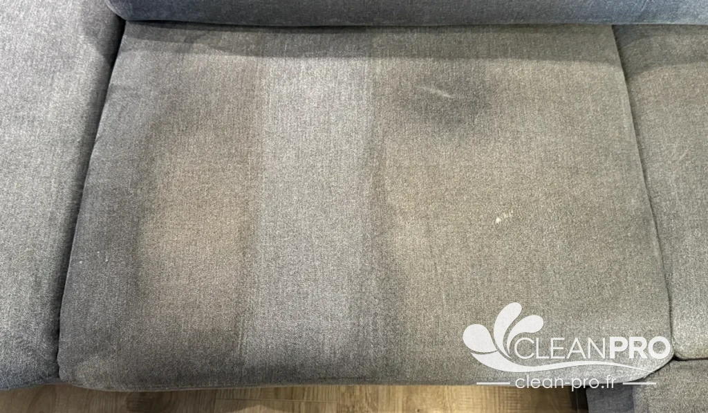 Canapé en tissu avant et après detachage à Cannes