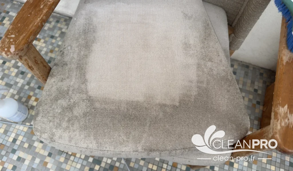 Assise de chaise en tissu après nettoyage à Monaco