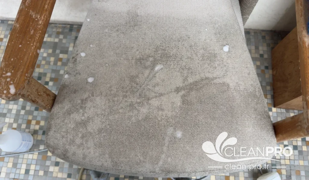 Assise de chaise en tissu avant nettoyage à Monaco