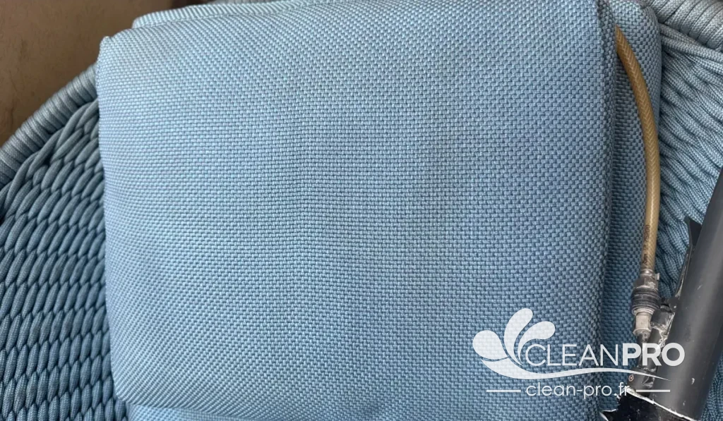 Coussin de fauteuil d'extérieur après nettoyage à Cannes