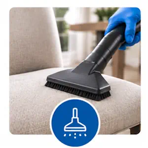 Aspiration du siège d'une chaise en tissu avec une brosse d'aspirateur