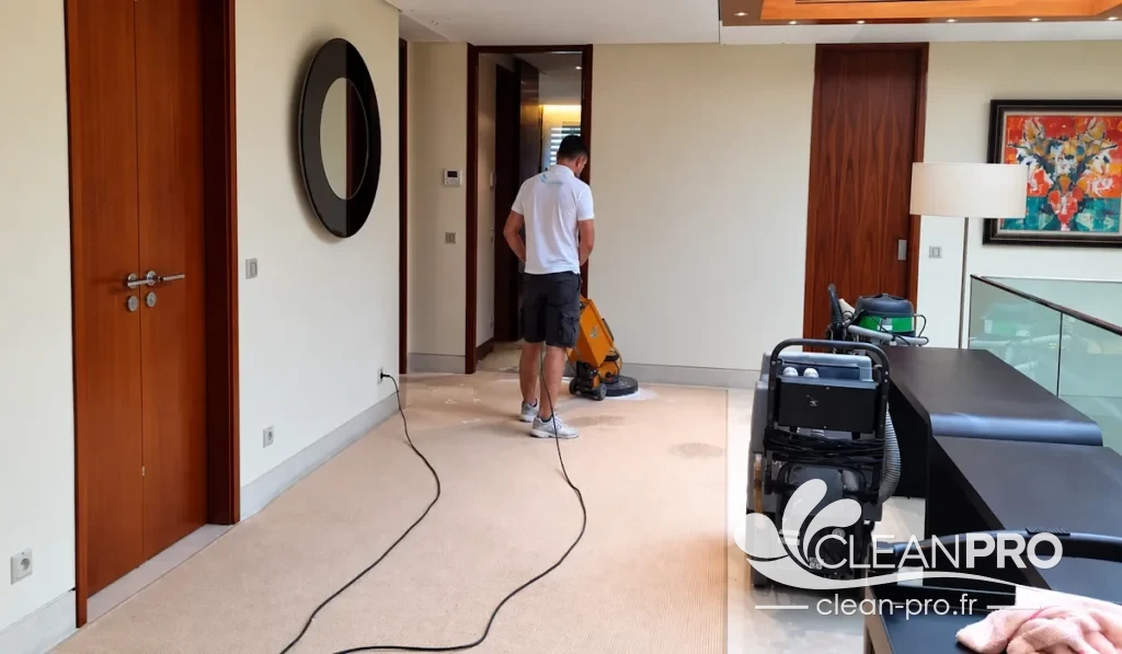 Technicien Clean Pro nettoyant un tapis à la monobrosse TASKI a Nice