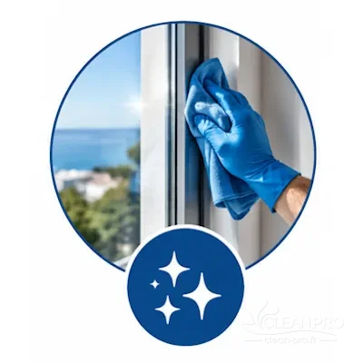 Finition des bords et des angles de la vitre avec un chiffon microfibre