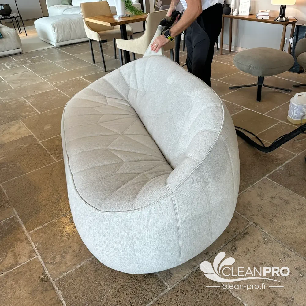 Nettoyage d'un canapé en tissu par injection-extraction à Cannes