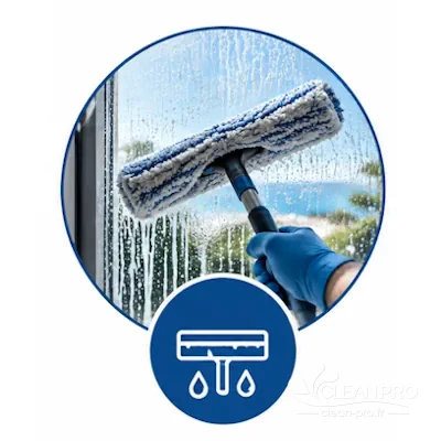 Lavage professionnel des vitres avec un mouilleur et un produit nettoyant adapté