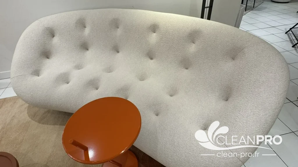 Nettoyage d'un canapé ploum design en bouclette à Saint-Laurent-du-Var