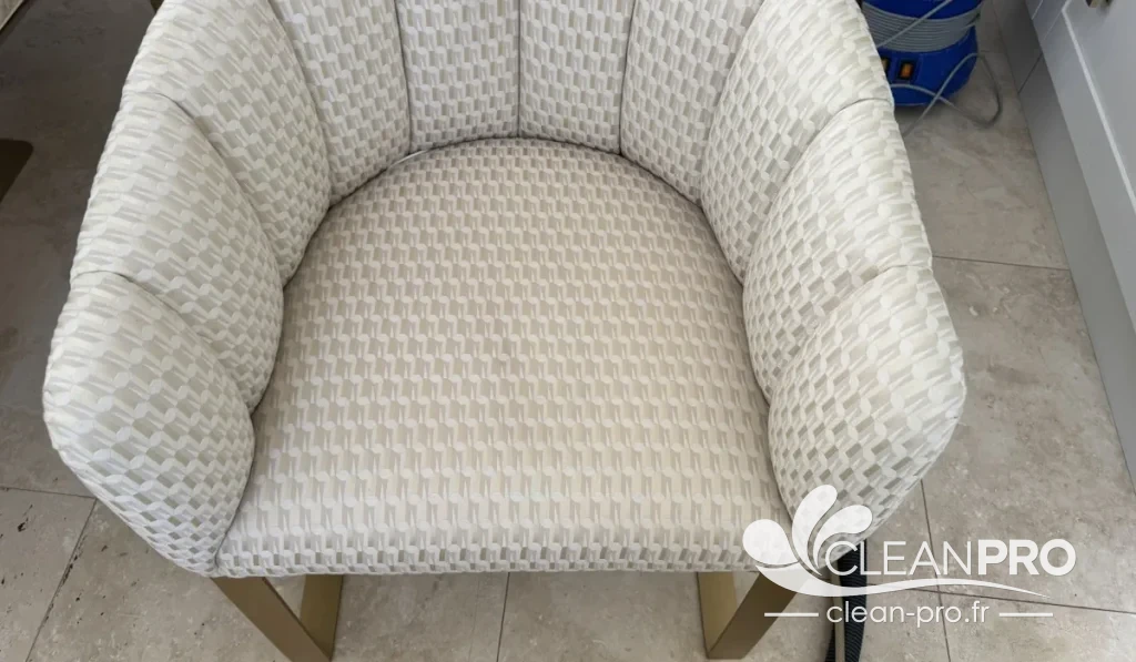 Nettoyage d'une chaise de salle à manger en tissu à Nice