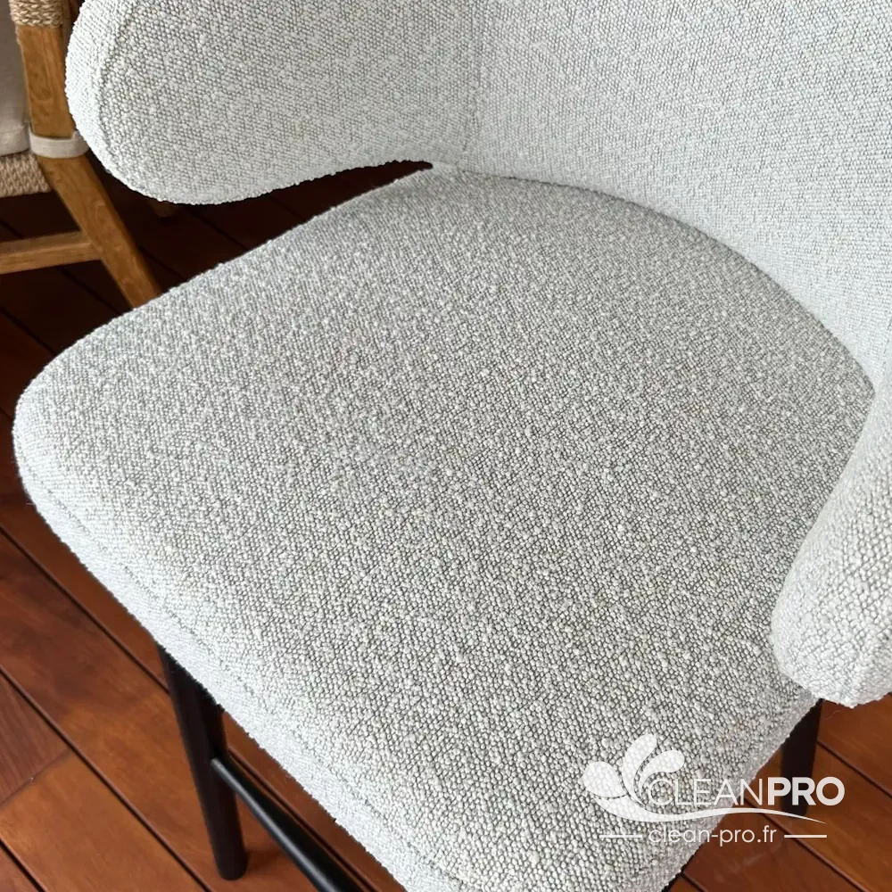 Chaise rembourrée en tissu clair après nettoyage professionnel à Cannes