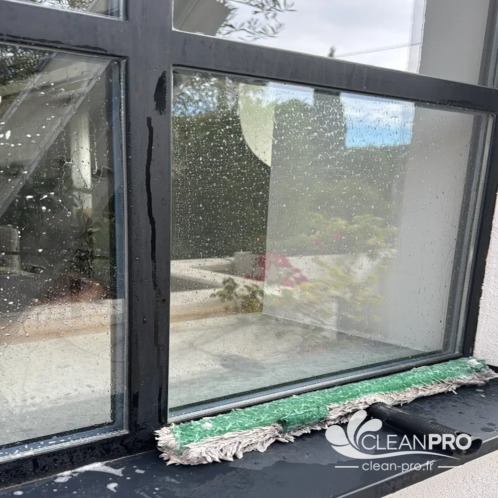 Fenêtre à petits carreaux nettoyée dans une villa à Cannes