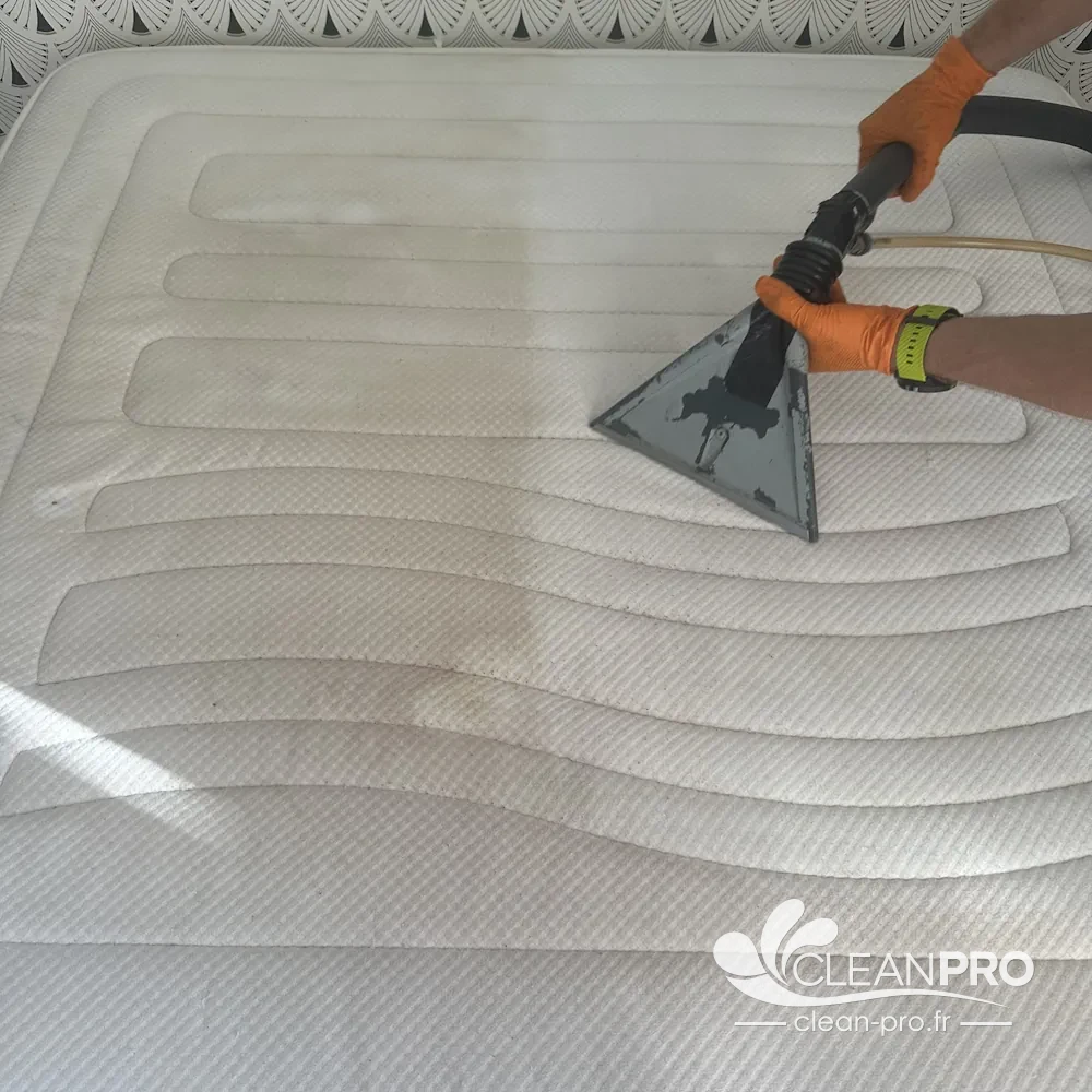 Nettoyage d'un matelas par injection-extraction à Nice, avec la différence visible entre la partie nettoyée et la partie sale