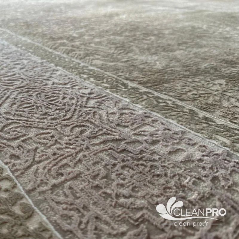 Tapis design à motifs en relief après nettoyage à Cannes
