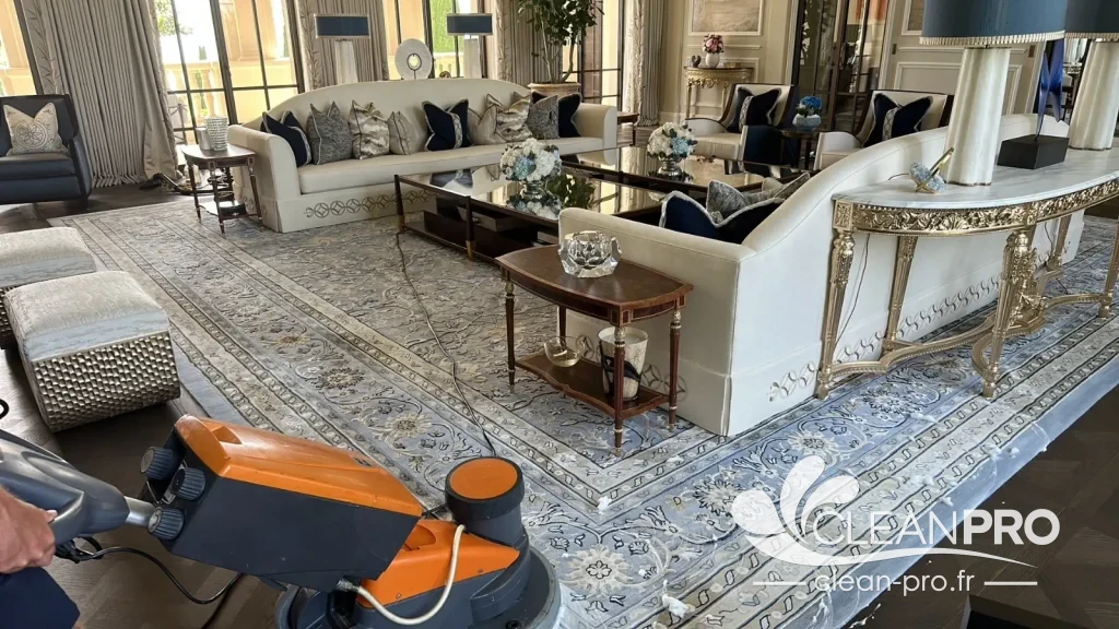 Shampouinage d'un grand tapis oriental à la monobrosse TASKI dans une villa de luxe à Nice