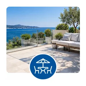 Terrasse carrelée d'une villa sur la Côte d'Azur avec vue sur la mer