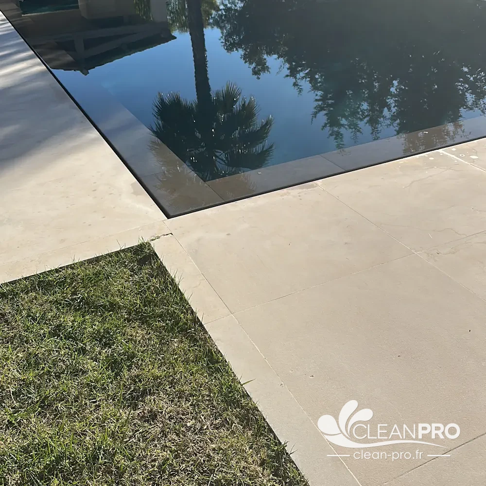 Terrasse et plage de piscine en pierre claire propres après nettoyage à La Colle-sur-Loup