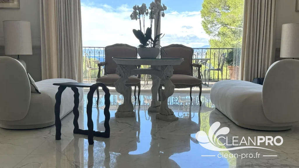 Sol en marbre brillant dans le salon d'une villa à Nice après rénovation et polissage