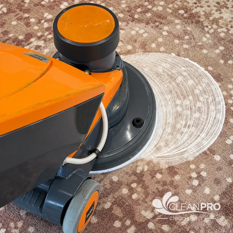 Shampouinage d'un tapis à la monobrosse TASKI avec mousse sèche