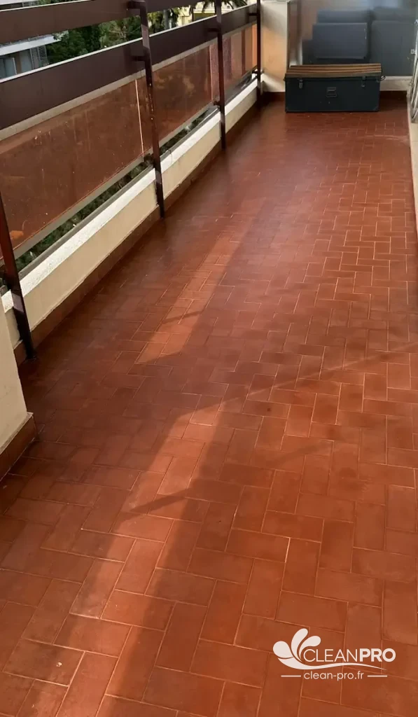Carrelage en terre cuite rouge propre sur une terrasse après nettoyage à Cannes