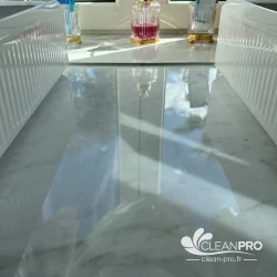Plan de vasque en marbre poli et brillant entre deux lavabos après rénovation à Cannes