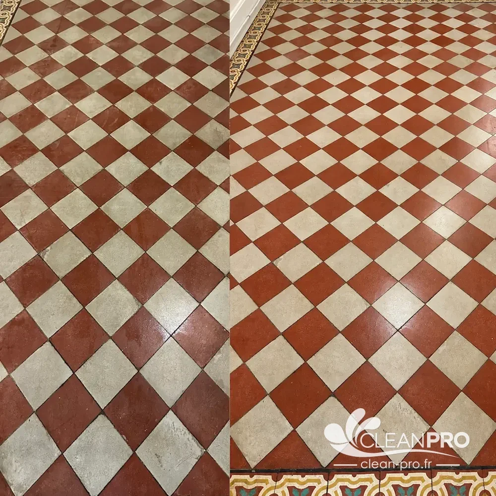 Carrelage ancien en damier rouge et blanc, à gauche avant nettoyage et à droite après nettoyage, à Cannes