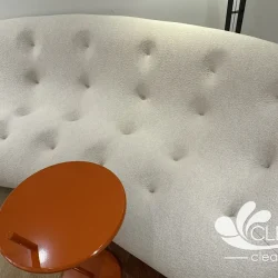 Nettoyage d'un canapé ploum design en bouclette à Saint-Laurent-du-Var