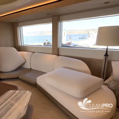Canapé blanc nettoyé dans le salon d'un yacht à Cannes