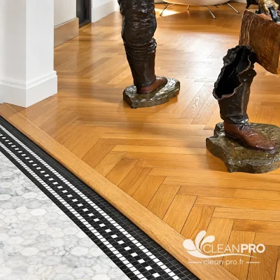 Parquet en chêne posé en bâtons rompus et mosaïque de marbre hexagonale après nettoyage dans un appartement à Nice