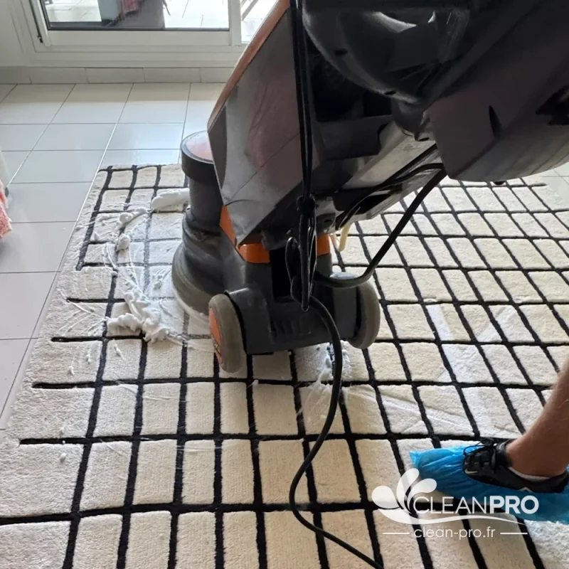 Technicien Clean Pro nettoyant un tapis à domicile à Cannes