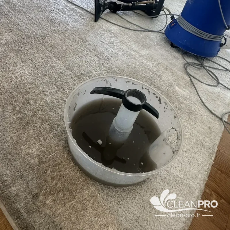 Eau sale récupérée lors du nettoyage professionnel d'un tapis à Cannes