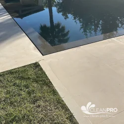 Terrasse et plage de piscine en pierre claire propres après nettoyage à La Colle-sur-Loup